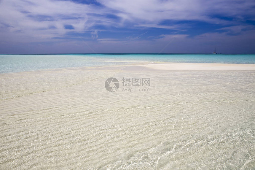 热带岛屿和环礁海洋纯绿海白珊瑚沙和蓝色环礁多彩图片