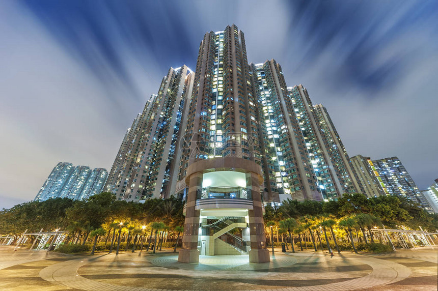 夜晚的香港城市住宅楼图片
