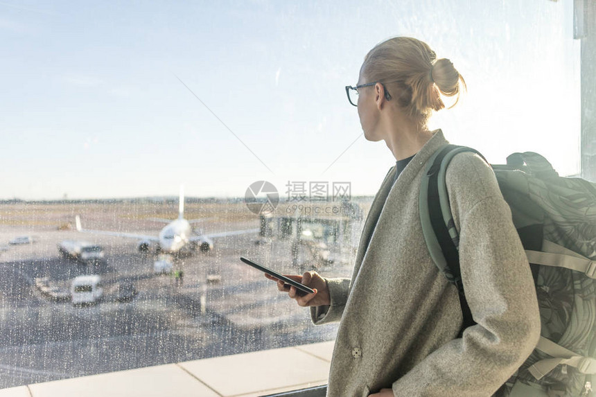 穿着休闲装的女旅客在机场图片