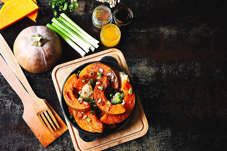 南瓜烤肉甜菜和南瓜晚饭加辣味南瓜有用的秋天点心万圣节午餐图片