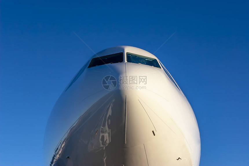 一架商业货运飞机坐落在国际机场的停图片