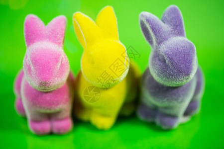 在绿色背景的五颜六色的复活节兔子图片
