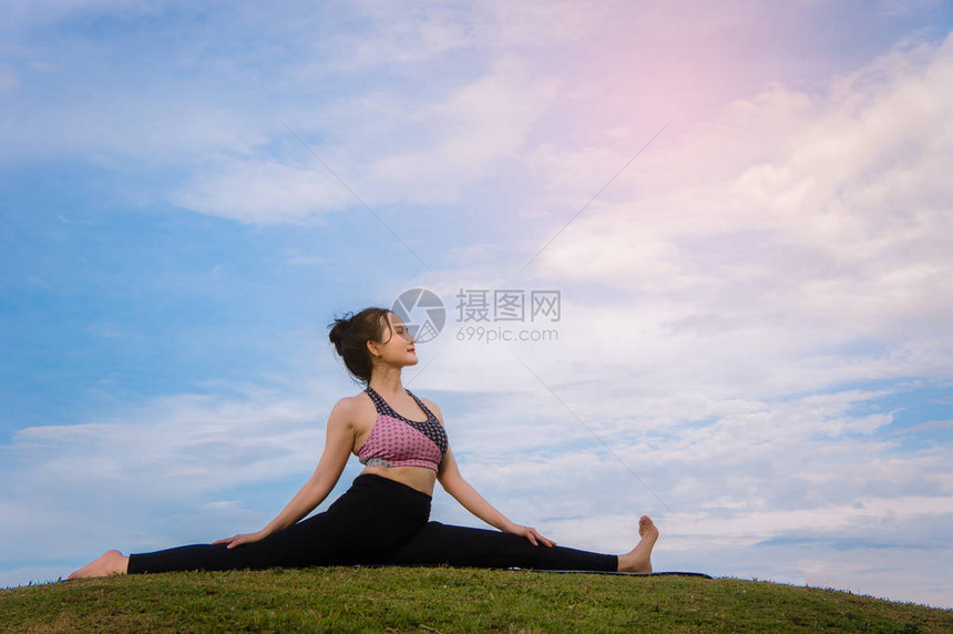 瑜伽女孩在蓝天背景的早晨时间加强皮肤的浓度图片