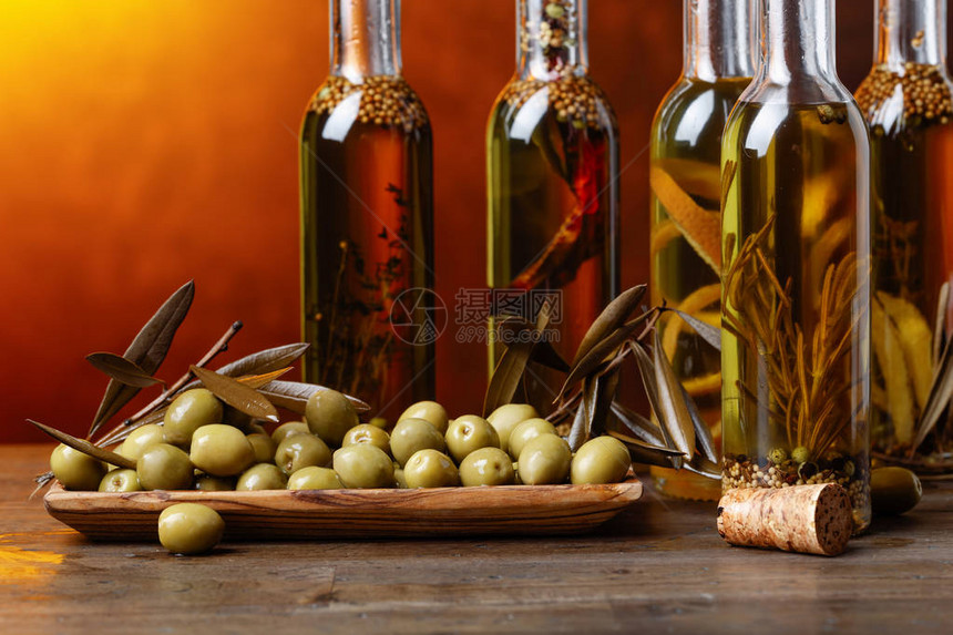 绿色橄榄和一瓶橄榄油图片