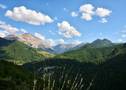 意大利Sestriere滑雪胜地附近的阿尔卑斯山脉美图片