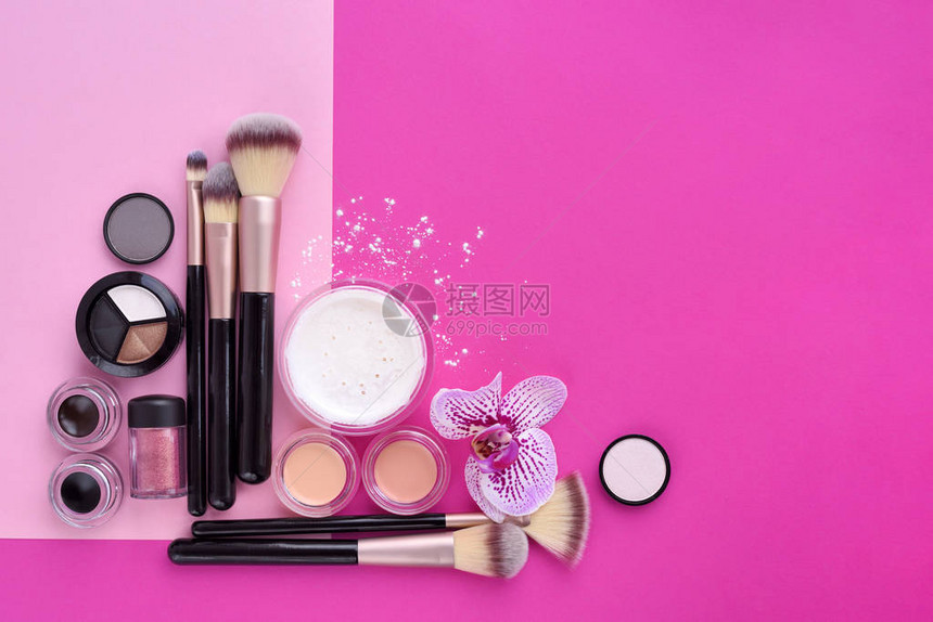 粉红色背景的化妆品装饰化妆品和兰图片