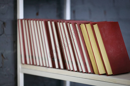 红书在靠近灰墙的书架上图片