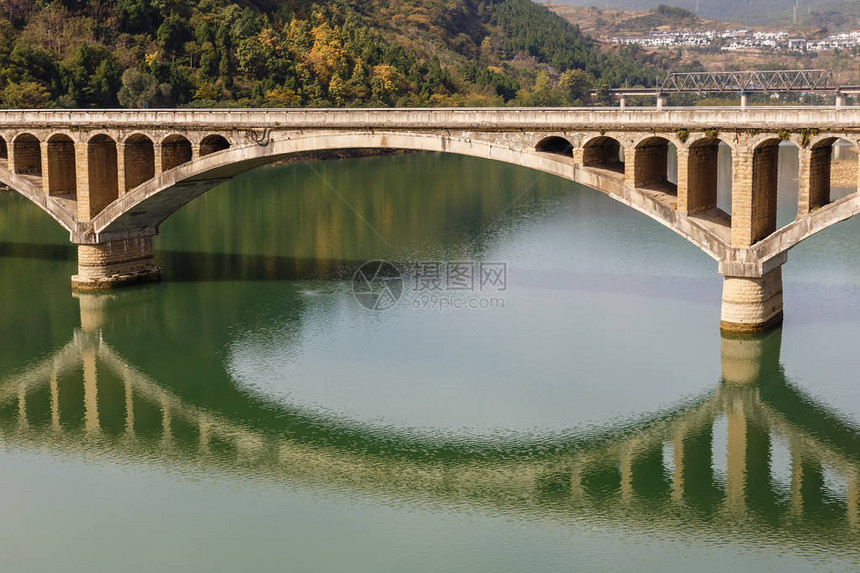 河上的古石桥美丽的桥图片
