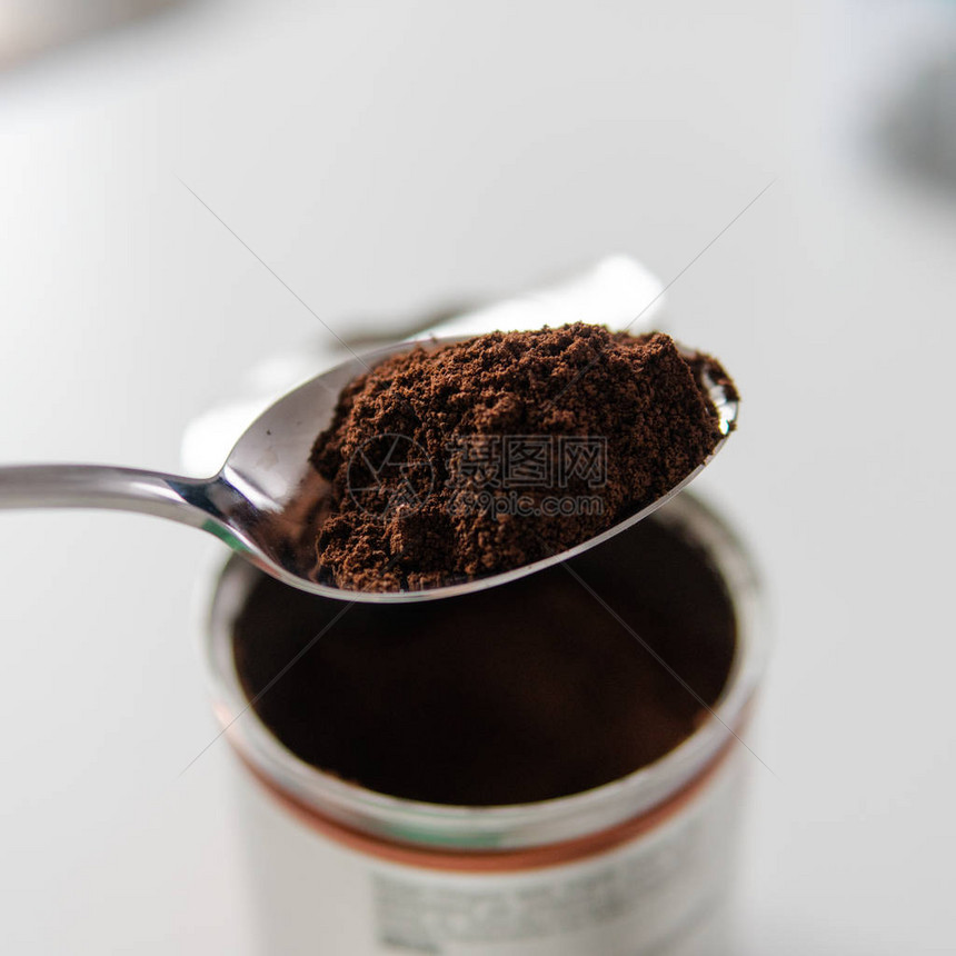 从一个金属罐子里的地面咖啡图片