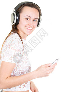 年轻女孩用耳机收听音乐图片