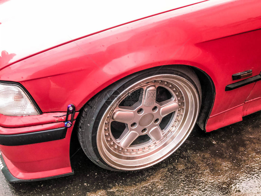 一辆运动式红色汽车的美丽大赛车轮地勤许可非常低在像Stans那样高贵图片