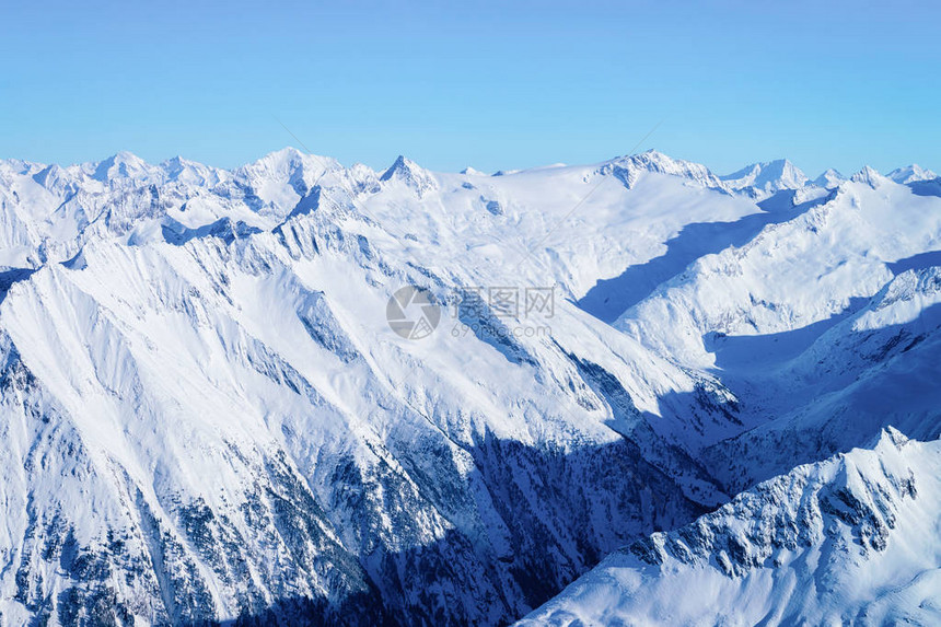 奥地利蒂罗尔州齐勒河谷的辛特图斯冰川滑雪胜地景观图片