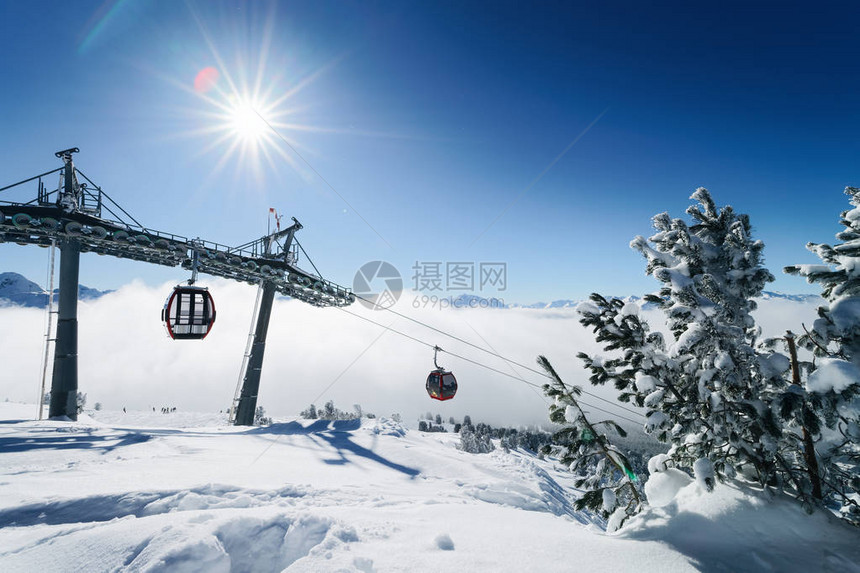 滑雪缆车和云在蒂罗尔州齐勒塔尔的齐勒塔尔竞技场滑雪胜地Mayrhofen在奥地利的冬天图片