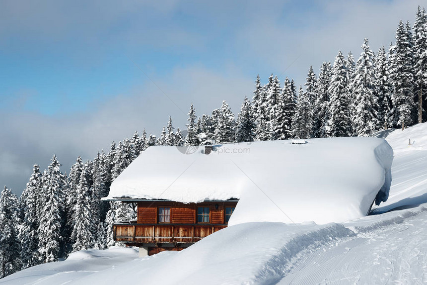 蒂罗尔州齐勒河谷的齐勒塔尔竞技场滑雪胜地景观与白雪皑的小木屋Mayrhofen在奥地利的冬天在阿尔卑斯山与雪的高山脉Zellam图片