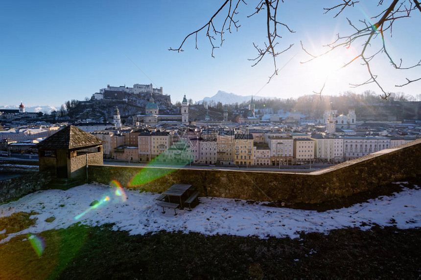 在欧洲的奥地利萨尔茨堡老城和萨尔茨堡城的日落全景位于阿尔卑斯山萨尔察克河的莫扎特小镇堡垒和大教堂从嘉布遣山上的Kapuziner图片