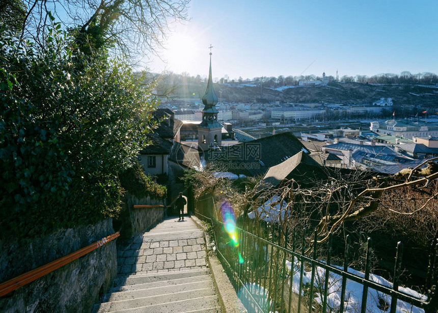 欧洲奥地利萨尔茨堡老城的日落和城市景观全景冬天在阿尔卑斯山的莫扎特小镇从嘉布遣山上的Kapuzinerklos图片