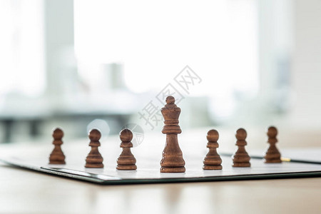 象棋中的王牌和六把棋子在商业文件背景图片