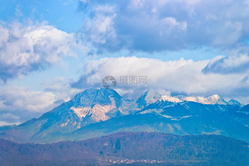 朱利安阿尔卑斯山雪景观与斯洛文尼亚卢布尔雅那的自然背景山顶有云彩和天空视图与蓝色高山足迹风景的岩石全景图片