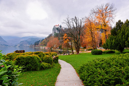 Bled湖美丽的风景与路径在斯洛文尼亚城堡附近的公园图片