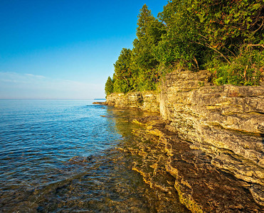 清晨看到密歇根湖沿岸的悬崖从威斯康辛州多尔县图片