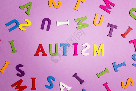 自闭症这个词和紫色背景上的多色字母自闭症宣传日自闭症谱系障碍A图片