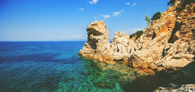 美丽的夏季海景暑假旅行假期松绿的海水和希腊的岩石海岸全景横图片