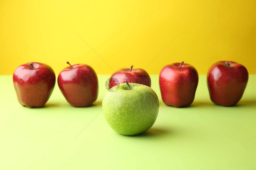 在颜色背景的红色绿苹果中加入绿色苹果图片