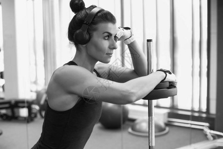 健身年轻感的女孩在健身房锻炼背景图片