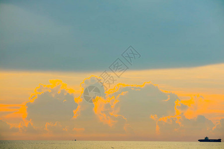 日落橙色云回到黑暗剪影天空和红色火焰云背景图片