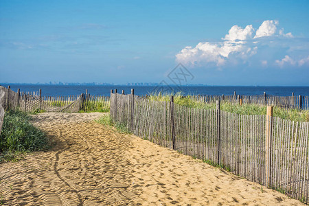 沿着沙丘的栅栏通向新泽西州肯斯堡的海滩图片