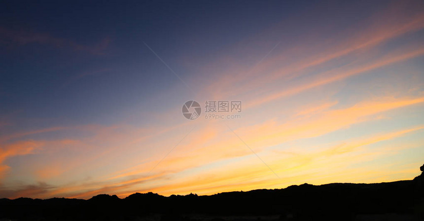 沙漠中日出的光芒就像冒险和野生概念一样图片