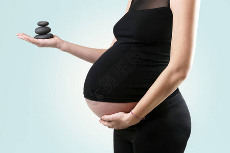 怀孕妇女将黑金石放松图片
