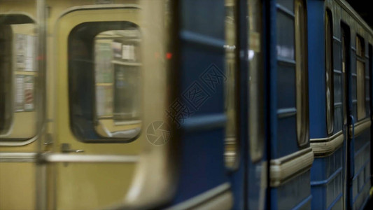 关闭地铁站地下车厢的窗户空的地铁列图片