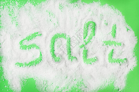 盐在底上写着纸盐在绿图片