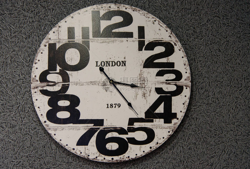 灰色背景上的旧挂钟老式时钟图片