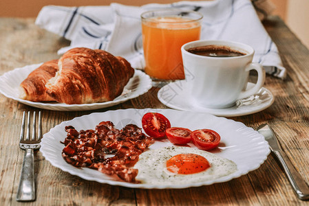 早餐含咖啡和羊角面包图片