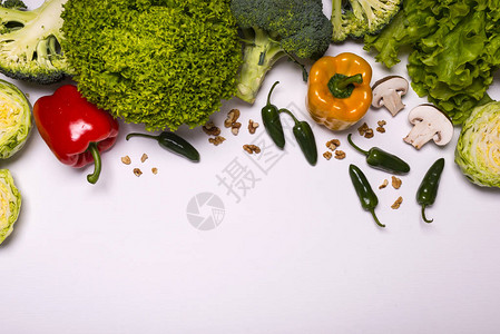 白色背景上的新鲜蔬菜和水果排毒饮食不同的五颜六色的新鲜素食品平躺图片