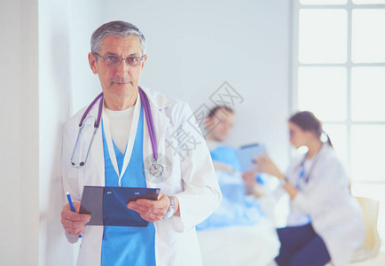 医生在病人和医生面前图片