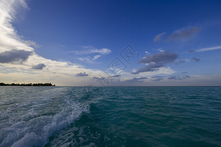 热带岛屿和环礁海洋纯绿海白珊瑚沙和蓝色环礁多彩背景图片