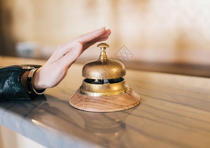 酒店接待台上的手按服务铃背景图片