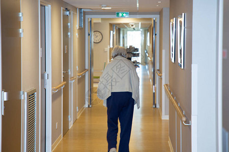 年长妇女以退休家庭背景在走廊图片