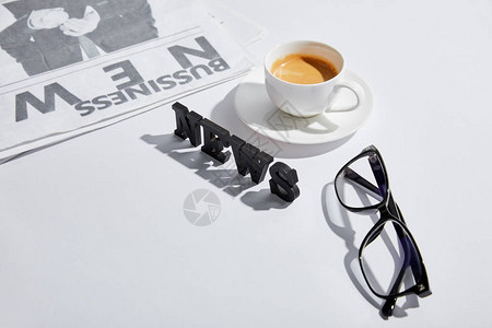 近乎咖啡杯眼镜和白纸商业报背景图片