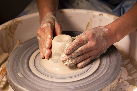 在陶艺车间制陶厂做碗图片