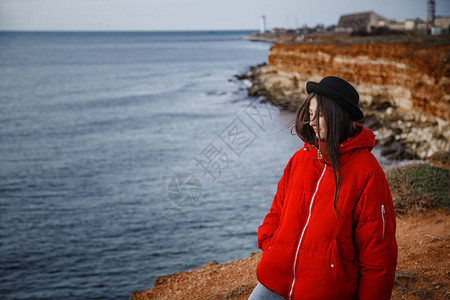 在灰色的日子看着大海的落水女人明亮而快图片