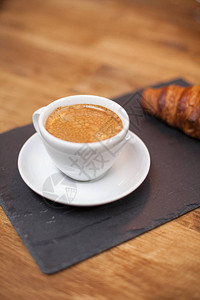 新鲜烘焙的咖啡装在白色杯子里图片