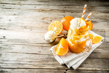 橙色苏打汽水鸡尾酒冰奶和橙色溜冰梦舞饮料硬木图片