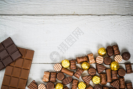 各种新鲜的自制巧克力果仁糖图片