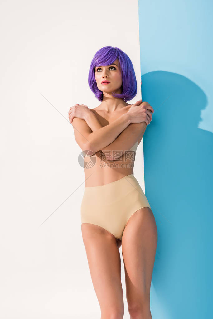 穿着内裤穿紫色头发的漂亮女孩披着蓝色图片