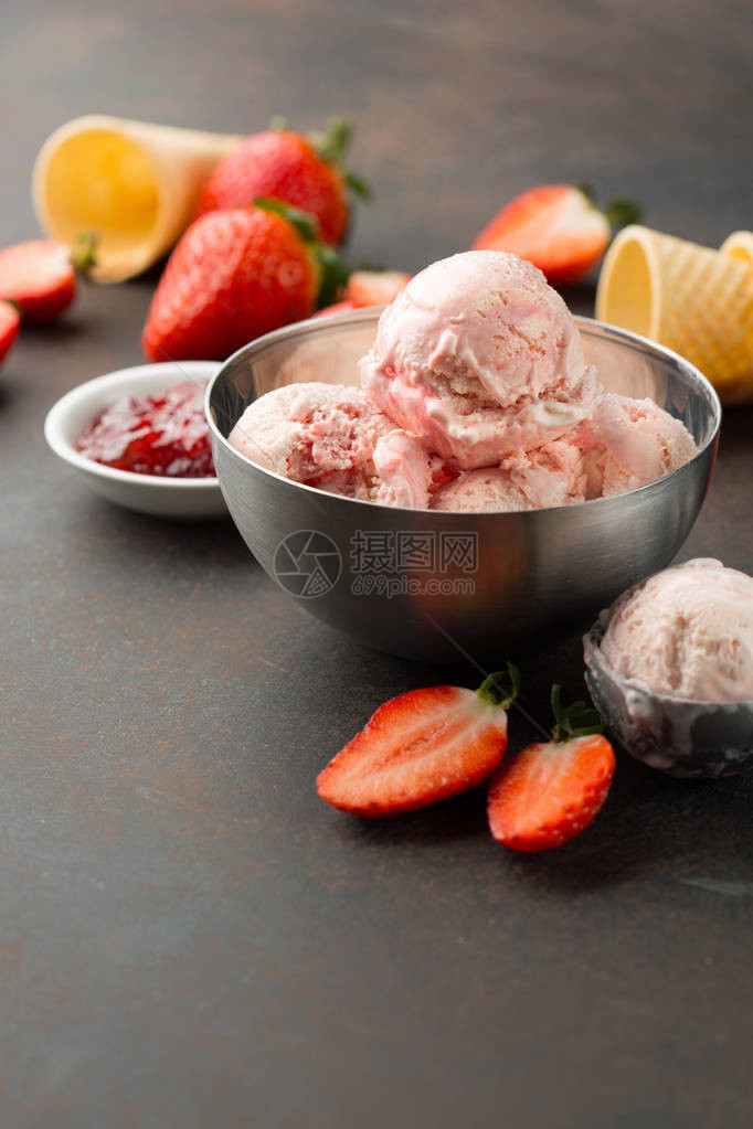 黑古背景的自制草莓冰淇图片