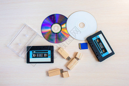 旧录音机盒U盘和光盘背景图片